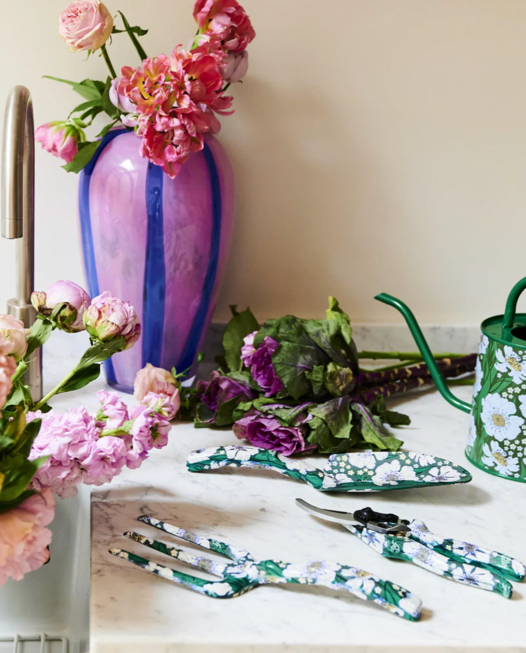 Tumbling Flowers Green Garden Tools and Gloves Set