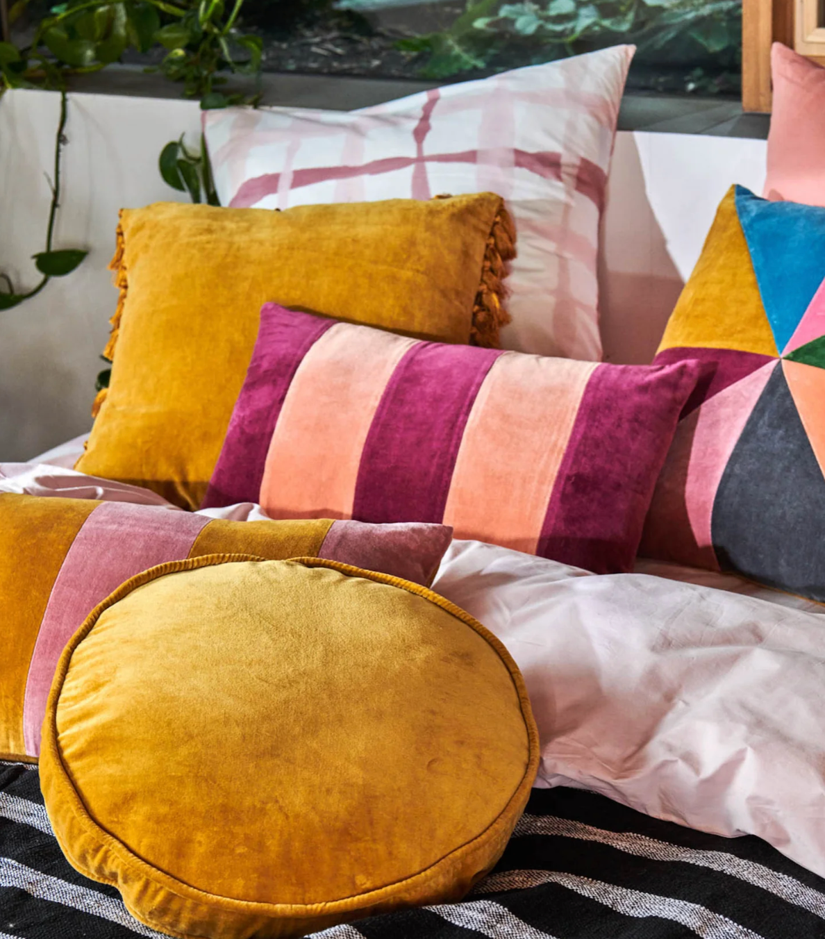 Pecan Velvet Pea Cushion