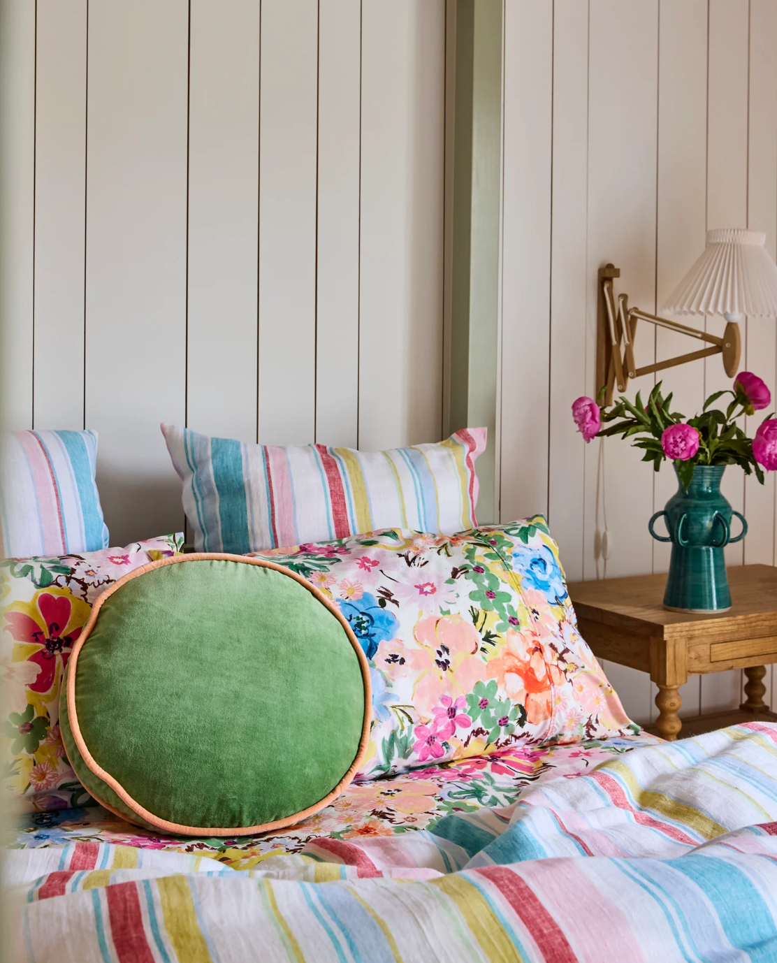 Pesta Velvet Pea Cushion